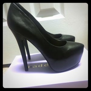 Black leather Steve Madden platform/pumps